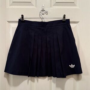 Adidas youth pleated Navy Skirt 14 in great condition zipper & button in back